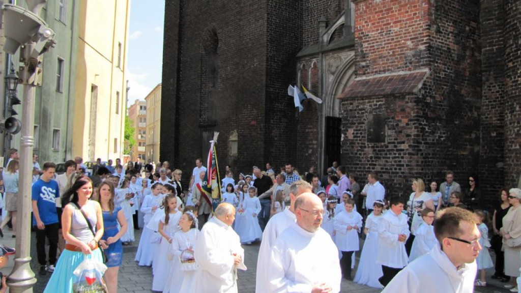 Boże Ciało w Brzegu. Tysiące wiernych przeszło ulicami miasta [fotorelacja]