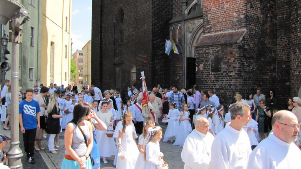 Boże Ciało w Brzegu. Tysiące wiernych przeszło ulicami miasta [fotorelacja]