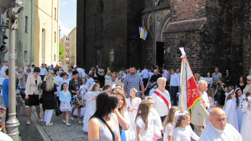Boże Ciało w Brzegu. Tysiące wiernych przeszło ulicami miasta [fotorelacja]