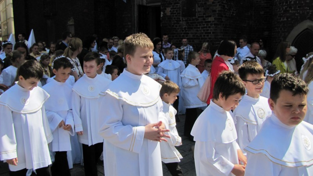 Boże Ciało w Brzegu. Tysiące wiernych przeszło ulicami miasta [fotorelacja]