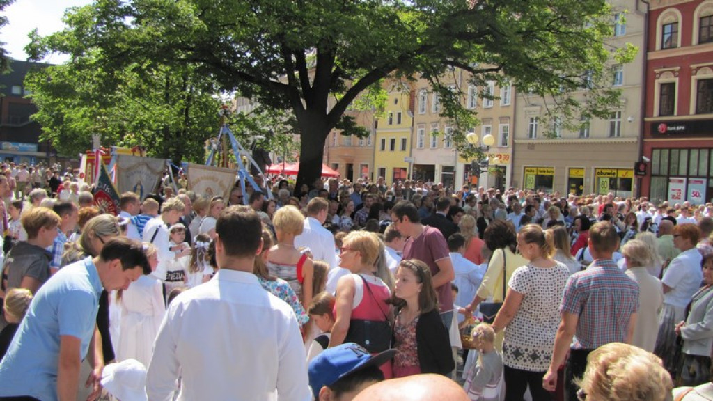 Boże Ciało w Brzegu. Tysiące wiernych przeszło ulicami miasta [fotorelacja]