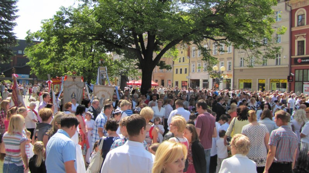 Boże Ciało w Brzegu. Tysiące wiernych przeszło ulicami miasta [fotorelacja]