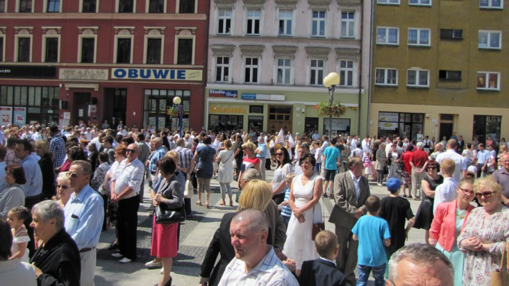 Boże Ciało w Brzegu. Tysiące wiernych przeszło ulicami miasta [fotorelacja]