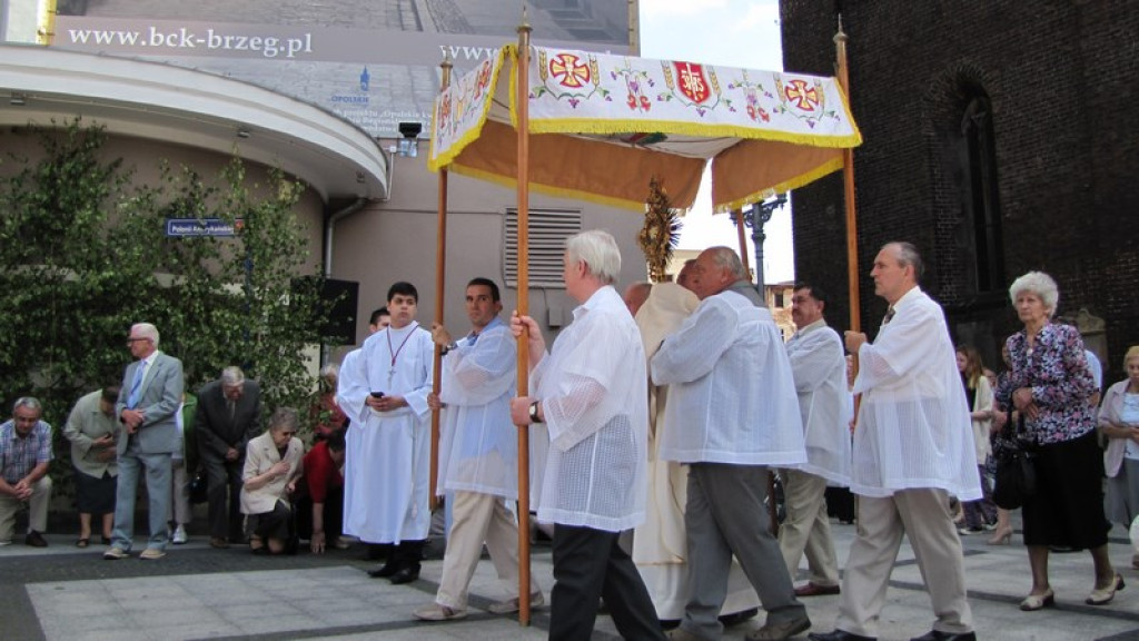 Boże Ciało w Brzegu. Tysiące wiernych przeszło ulicami miasta [fotorelacja]