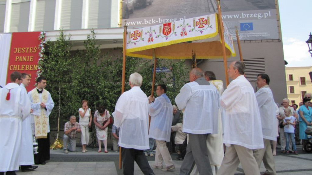 Boże Ciało w Brzegu. Tysiące wiernych przeszło ulicami miasta [fotorelacja]