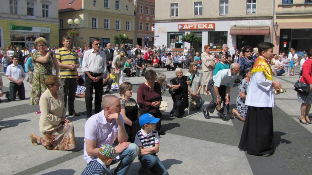 Boże Ciało w Brzegu. Tysiące wiernych przeszło ulicami miasta [fotorelacja]