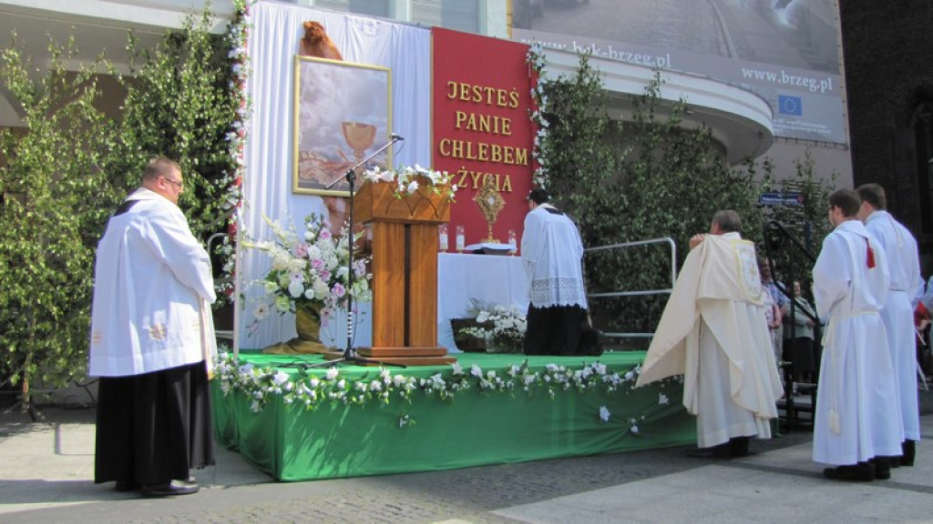 Boże Ciało w Brzegu. Tysiące wiernych przeszło ulicami miasta [fotorelacja]