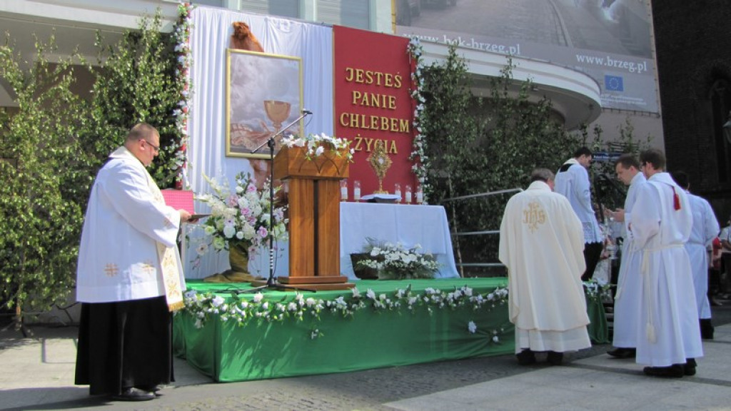 Boże Ciało w Brzegu. Tysiące wiernych przeszło ulicami miasta [fotorelacja]