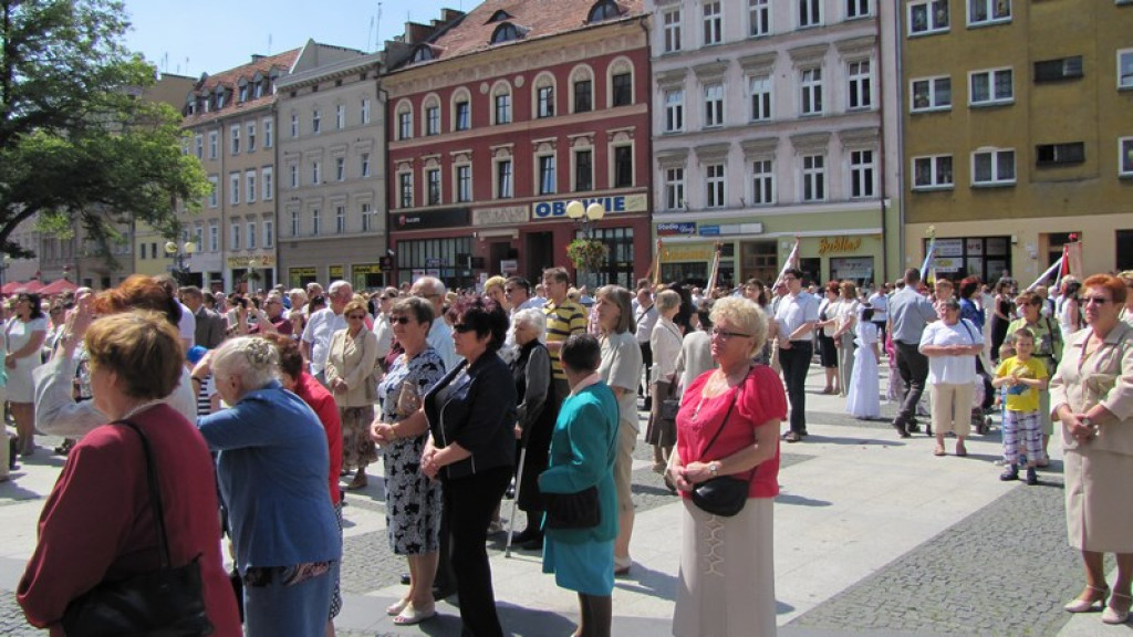 Boże Ciało w Brzegu. Tysiące wiernych przeszło ulicami miasta [fotorelacja]