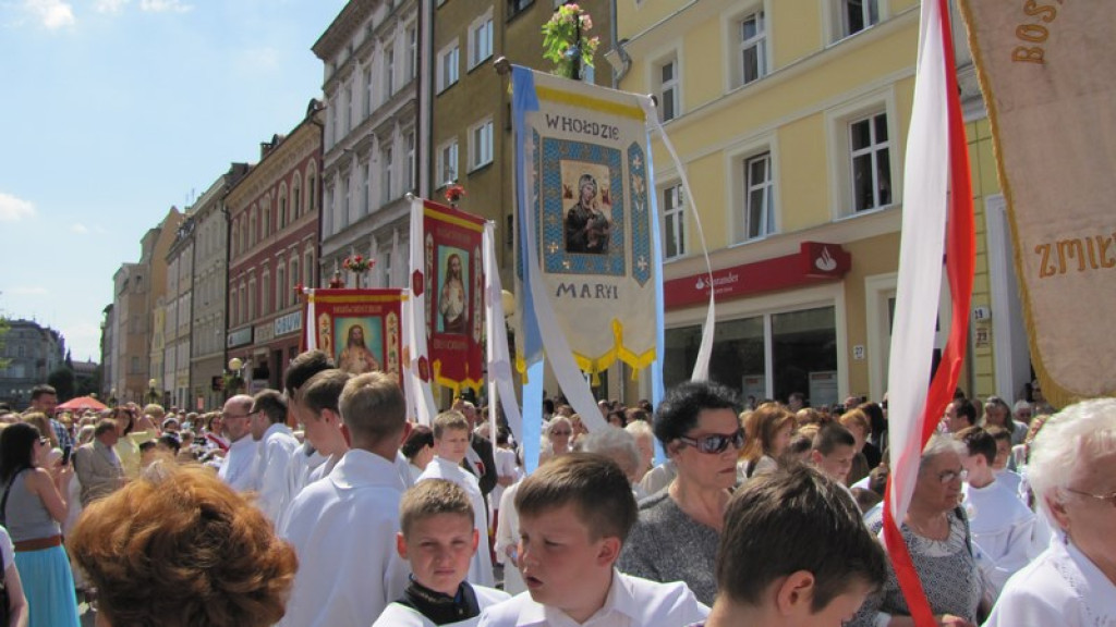 Boże Ciało w Brzegu. Tysiące wiernych przeszło ulicami miasta [fotorelacja]