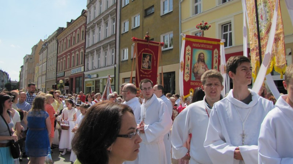 Boże Ciało w Brzegu. Tysiące wiernych przeszło ulicami miasta [fotorelacja]