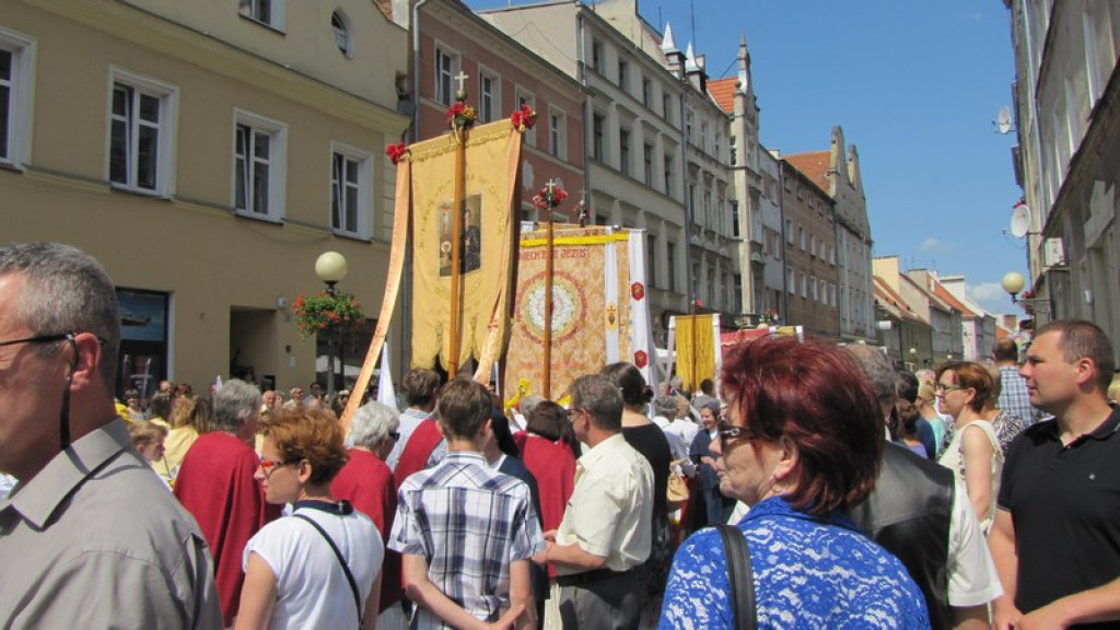 Boże Ciało w Brzegu. Tysiące wiernych przeszło ulicami miasta [fotorelacja]