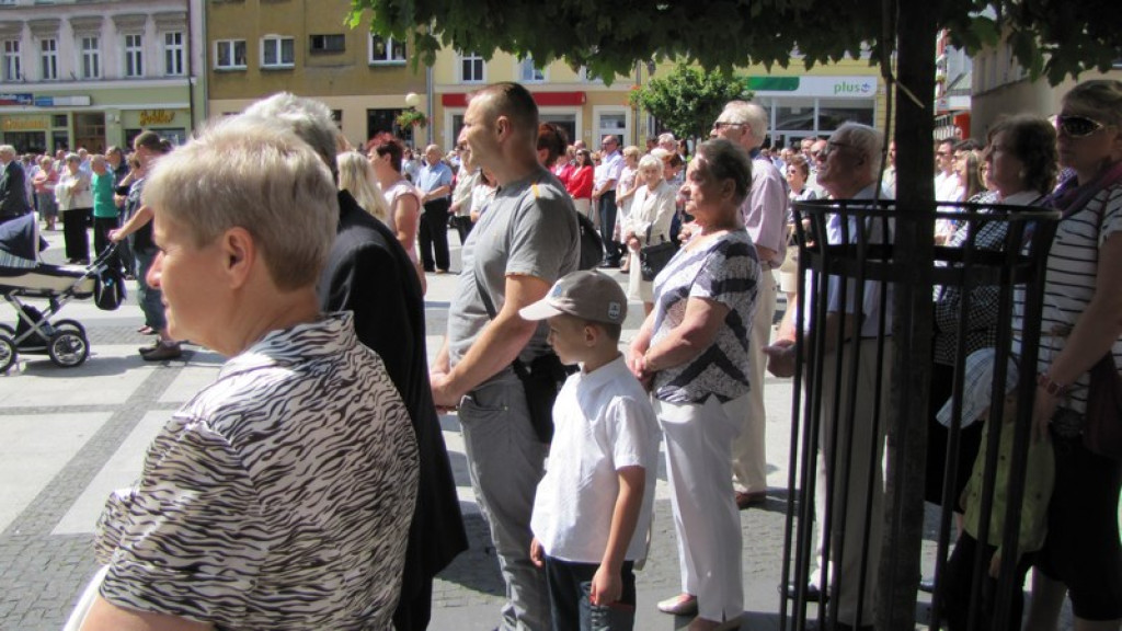 Boże Ciało w Brzegu. Tysiące wiernych przeszło ulicami miasta [fotorelacja]