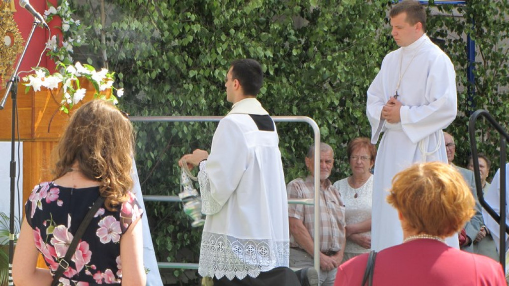Boże Ciało w Brzegu. Tysiące wiernych przeszło ulicami miasta [fotorelacja]