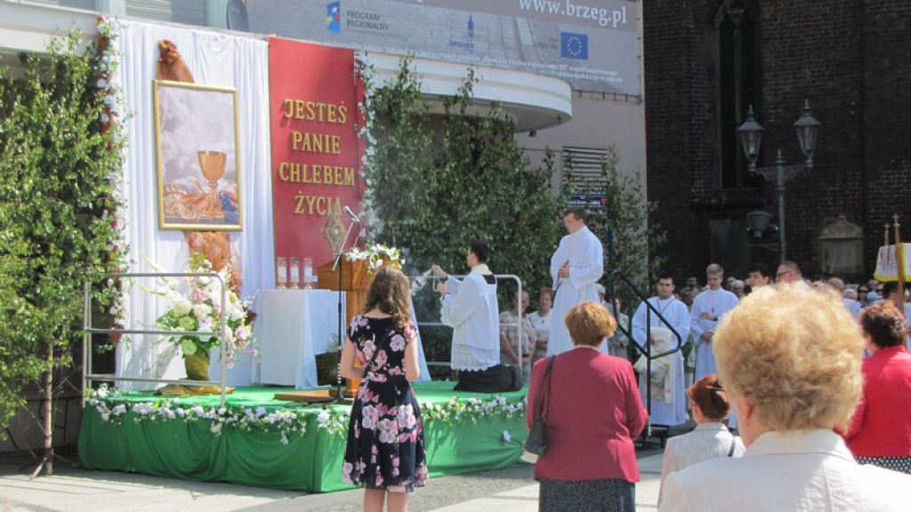 Boże Ciało w Brzegu. Tysiące wiernych przeszło ulicami miasta [fotorelacja]