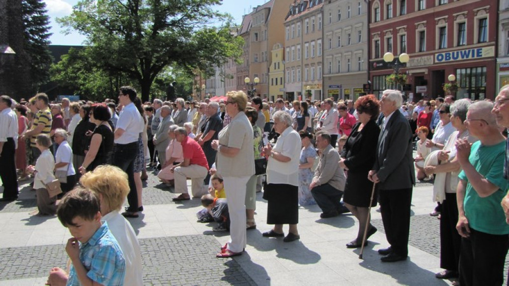 Boże Ciało w Brzegu. Tysiące wiernych przeszło ulicami miasta [fotorelacja]