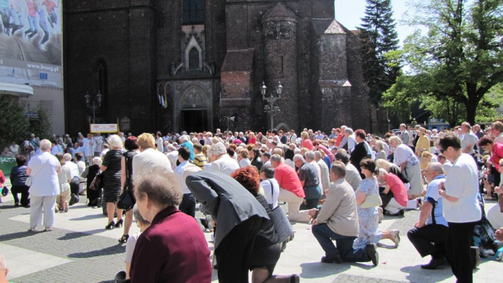 Boże Ciało w Brzegu. Tysiące wiernych przeszło ulicami miasta [fotorelacja]