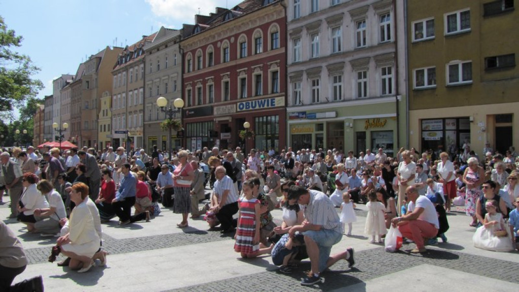 Boże Ciało w Brzegu. Tysiące wiernych przeszło ulicami miasta [fotorelacja]