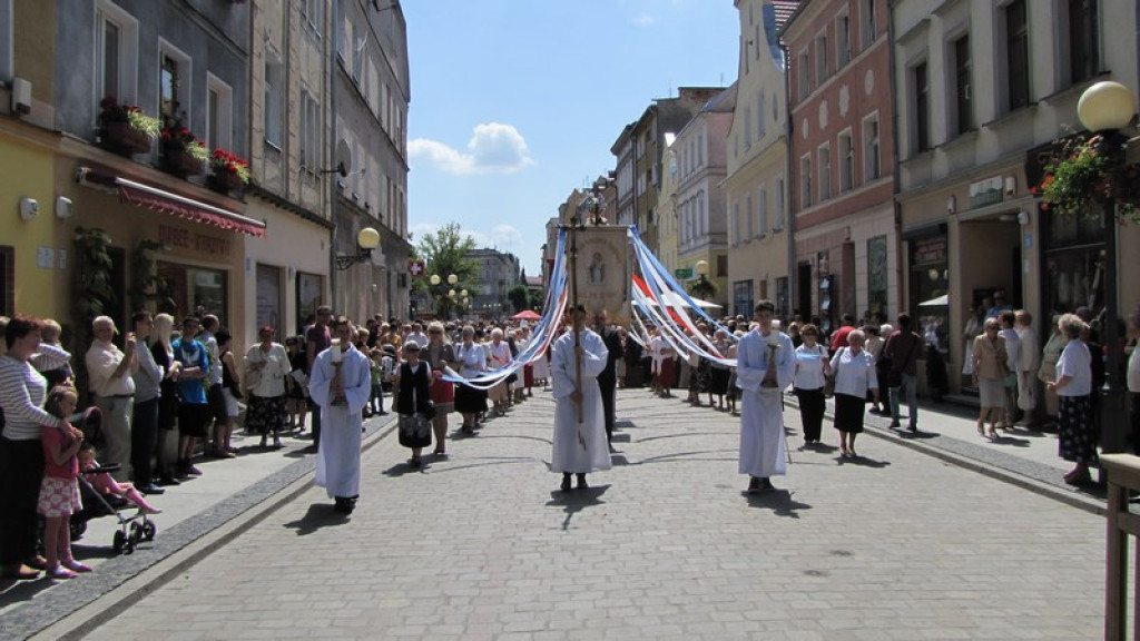 Boże Ciało w Brzegu. Tysiące wiernych przeszło ulicami miasta [fotorelacja]