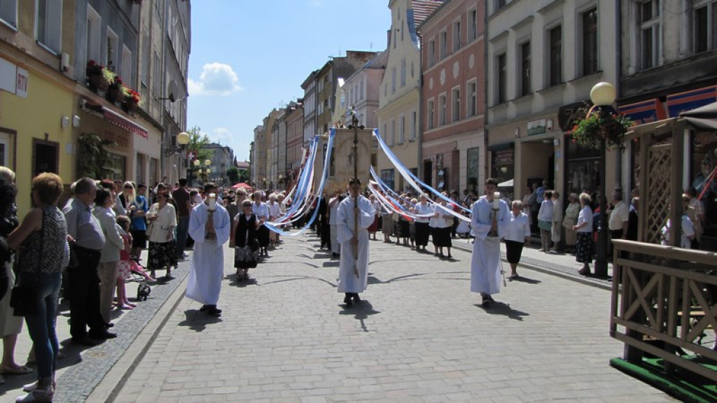 Boże Ciało w Brzegu. Tysiące wiernych przeszło ulicami miasta [fotorelacja]