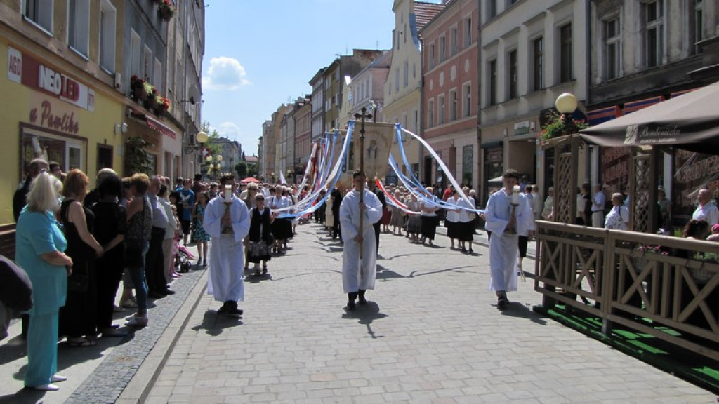 Boże Ciało w Brzegu. Tysiące wiernych przeszło ulicami miasta [fotorelacja]