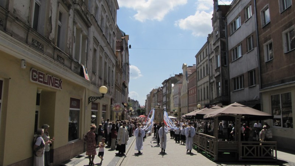 Boże Ciało w Brzegu. Tysiące wiernych przeszło ulicami miasta [fotorelacja]