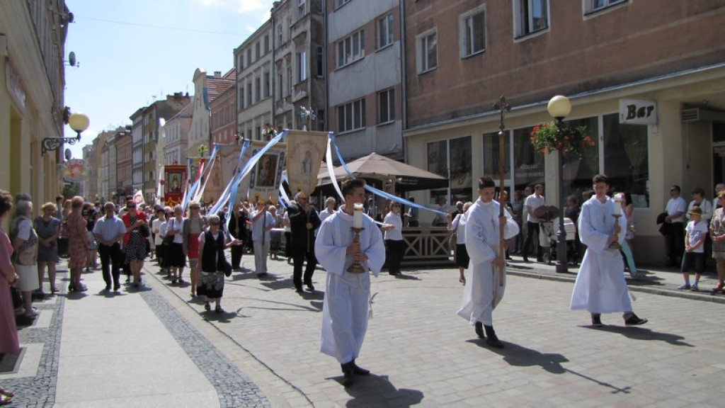 Boże Ciało w Brzegu. Tysiące wiernych przeszło ulicami miasta [fotorelacja]