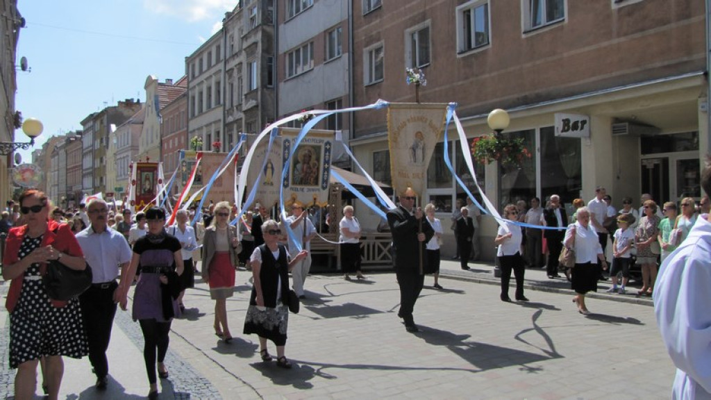 Boże Ciało w Brzegu. Tysiące wiernych przeszło ulicami miasta [fotorelacja]