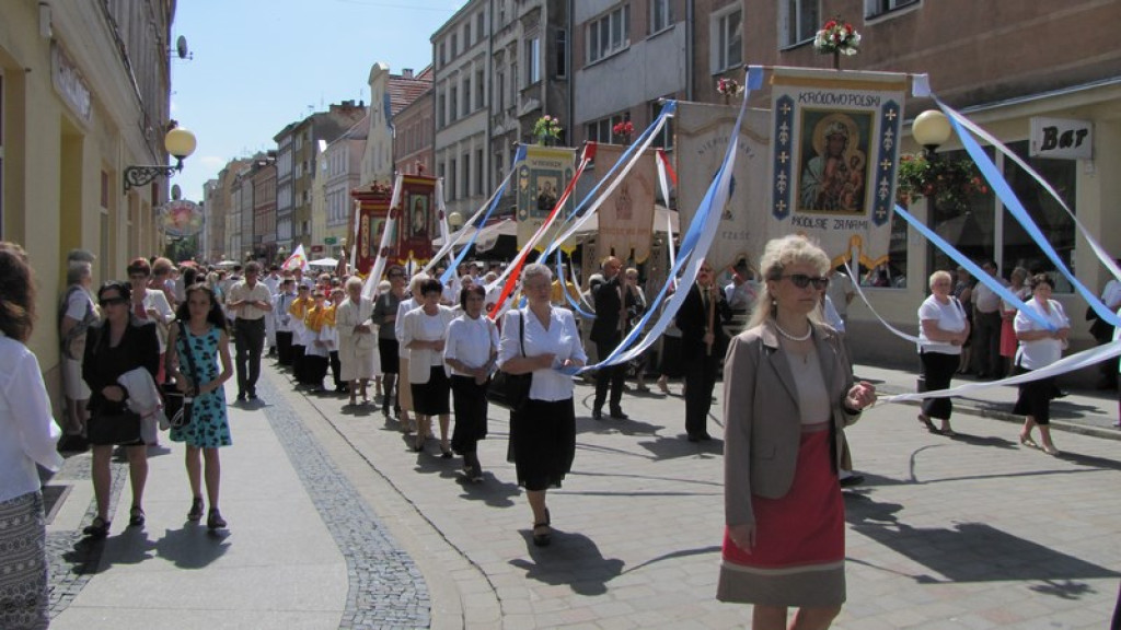 Boże Ciało w Brzegu. Tysiące wiernych przeszło ulicami miasta [fotorelacja]