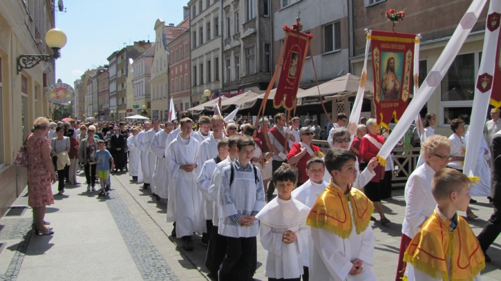 Boże Ciało w Brzegu. Tysiące wiernych przeszło ulicami miasta [fotorelacja]