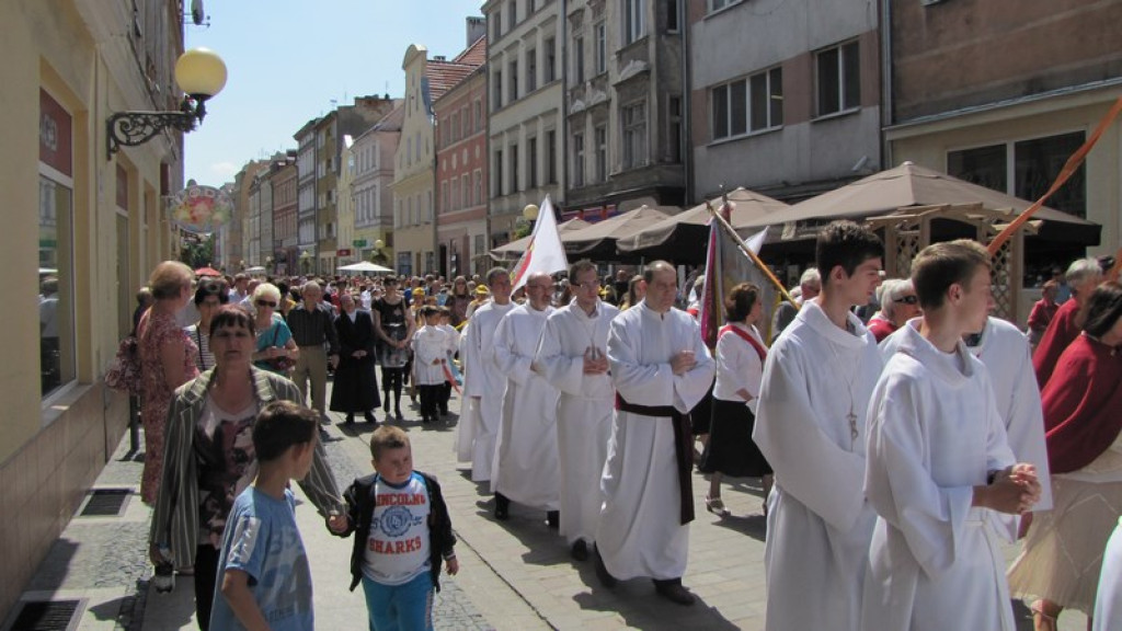 Boże Ciało w Brzegu. Tysiące wiernych przeszło ulicami miasta [fotorelacja]