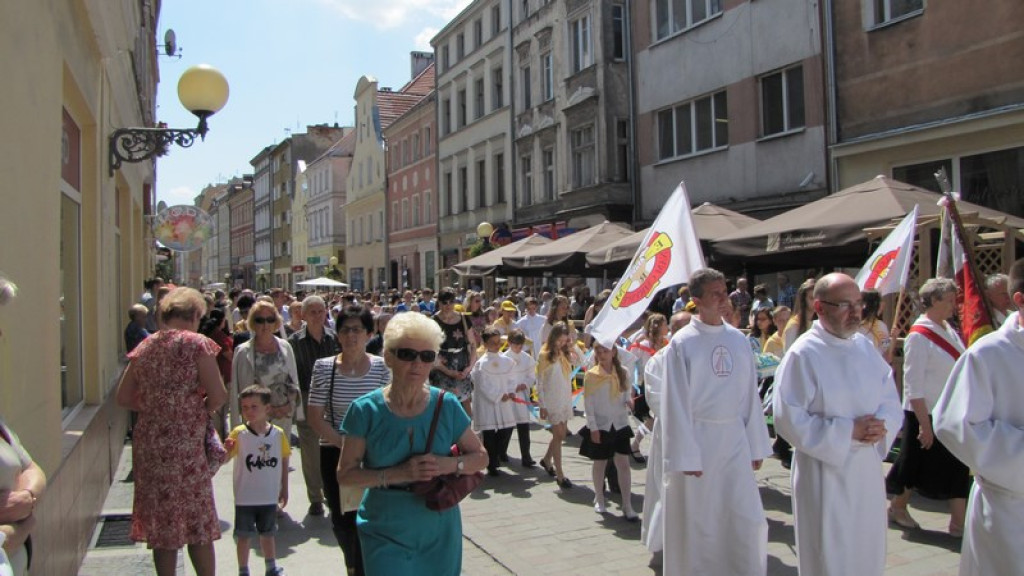 Boże Ciało w Brzegu. Tysiące wiernych przeszło ulicami miasta [fotorelacja]