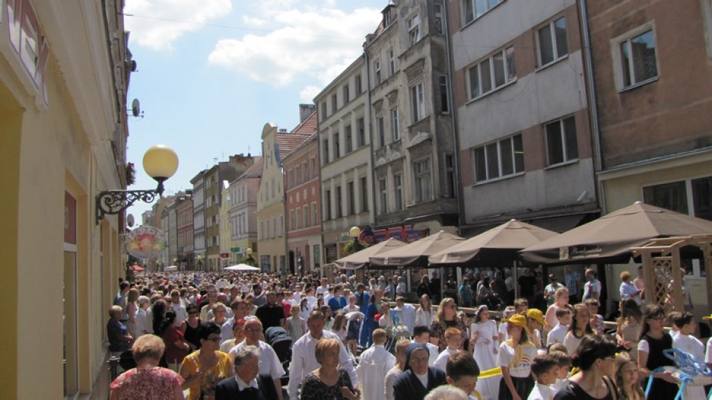 Boże Ciało w Brzegu. Tysiące wiernych przeszło ulicami miasta [fotorelacja]