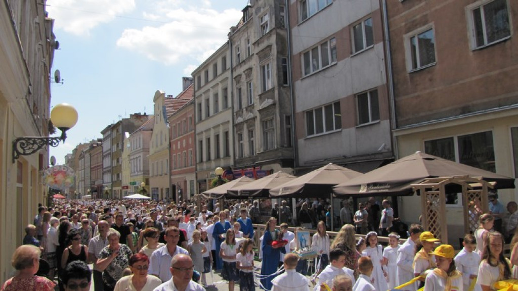 Boże Ciało w Brzegu. Tysiące wiernych przeszło ulicami miasta [fotorelacja]