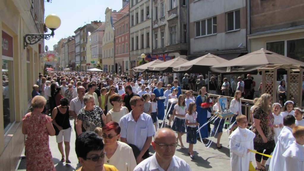 Boże Ciało w Brzegu. Tysiące wiernych przeszło ulicami miasta [fotorelacja]