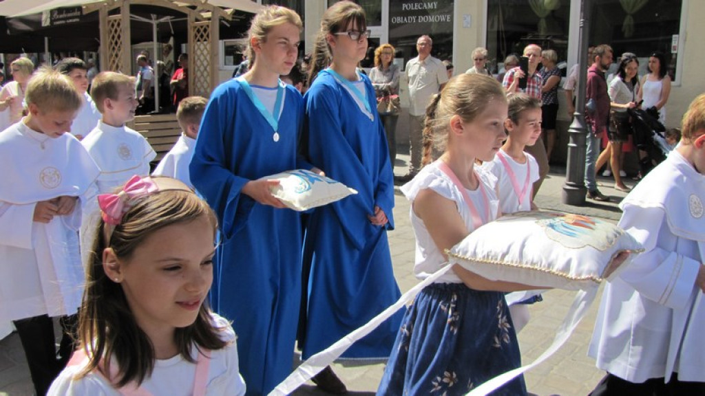 Boże Ciało w Brzegu. Tysiące wiernych przeszło ulicami miasta [fotorelacja]