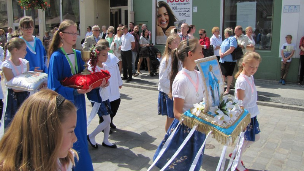 Boże Ciało w Brzegu. Tysiące wiernych przeszło ulicami miasta [fotorelacja]