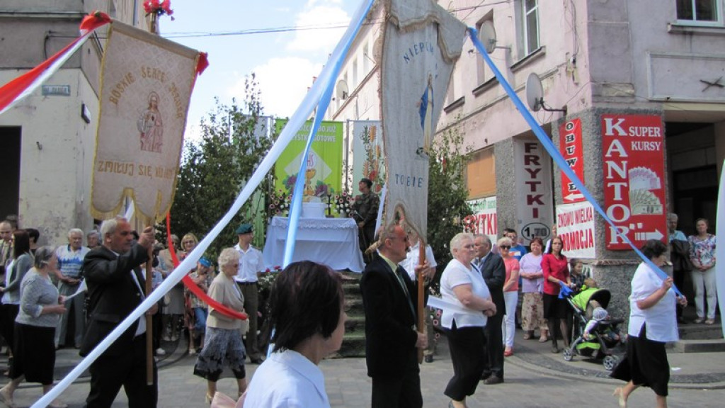 Boże Ciało w Brzegu. Tysiące wiernych przeszło ulicami miasta [fotorelacja]