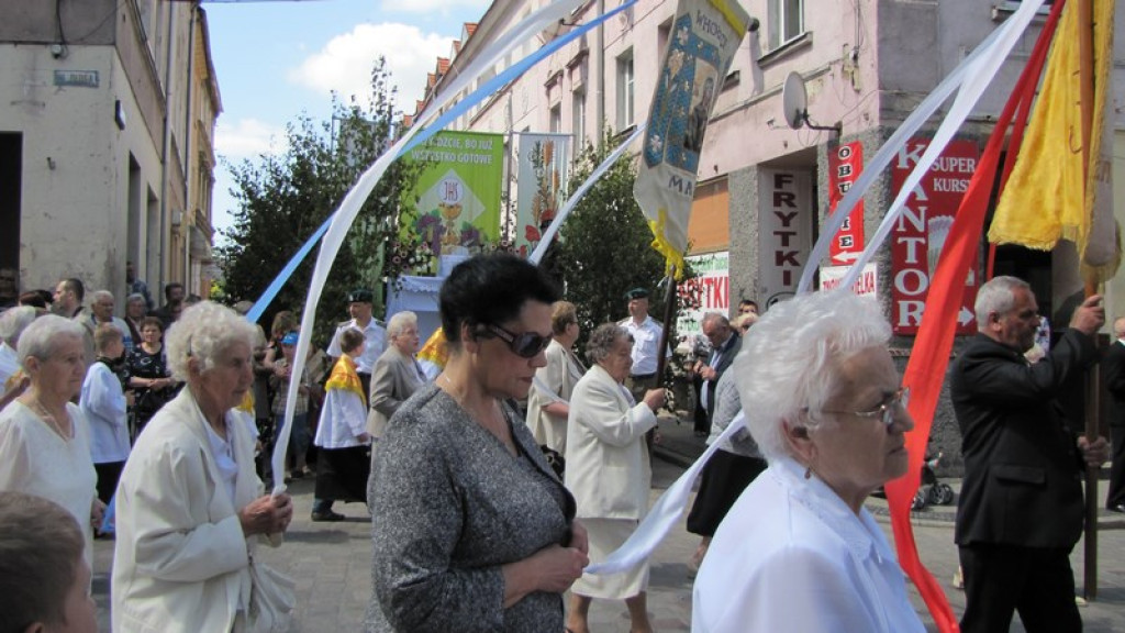 Boże Ciało w Brzegu. Tysiące wiernych przeszło ulicami miasta [fotorelacja]