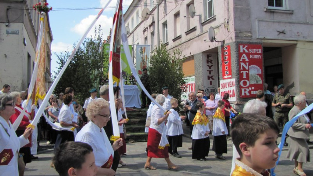 Boże Ciało w Brzegu. Tysiące wiernych przeszło ulicami miasta [fotorelacja]