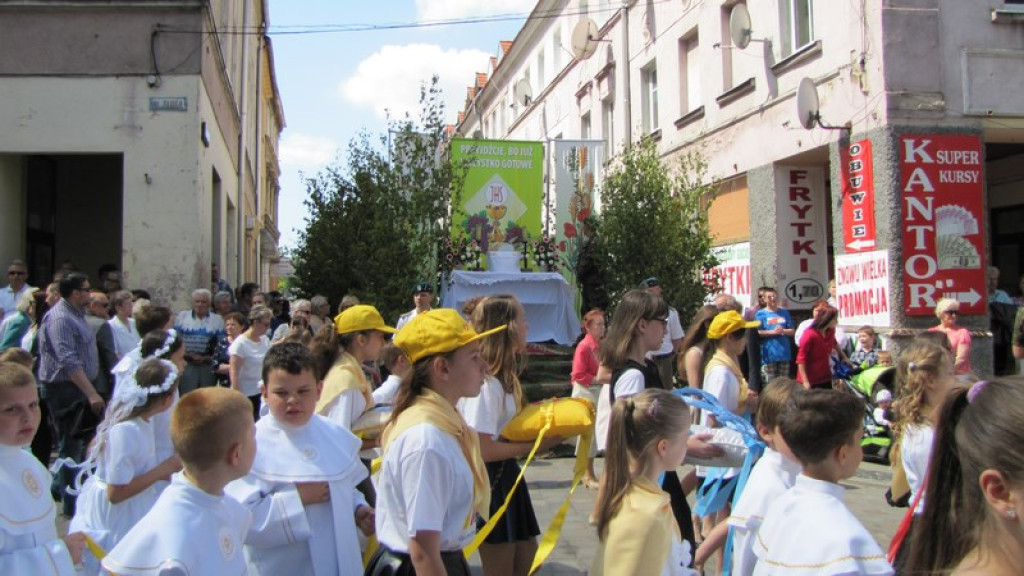 Boże Ciało w Brzegu. Tysiące wiernych przeszło ulicami miasta [fotorelacja]
