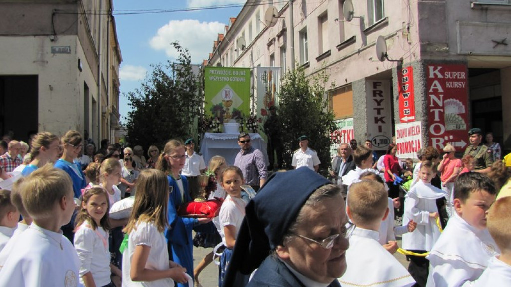 Boże Ciało w Brzegu. Tysiące wiernych przeszło ulicami miasta [fotorelacja]