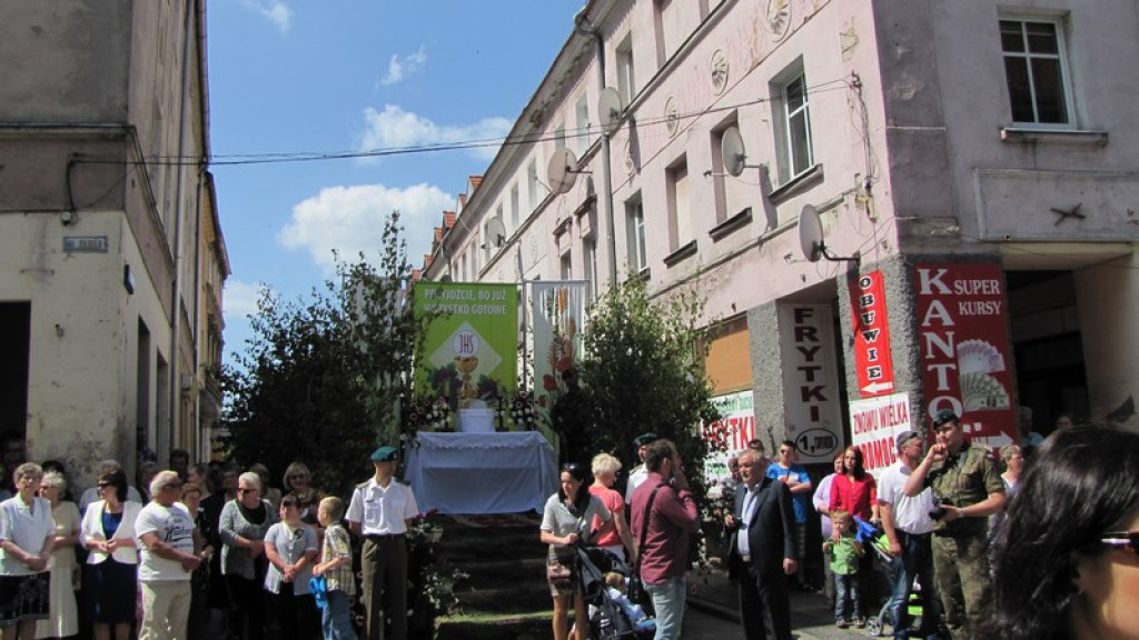 Boże Ciało w Brzegu. Tysiące wiernych przeszło ulicami miasta [fotorelacja]