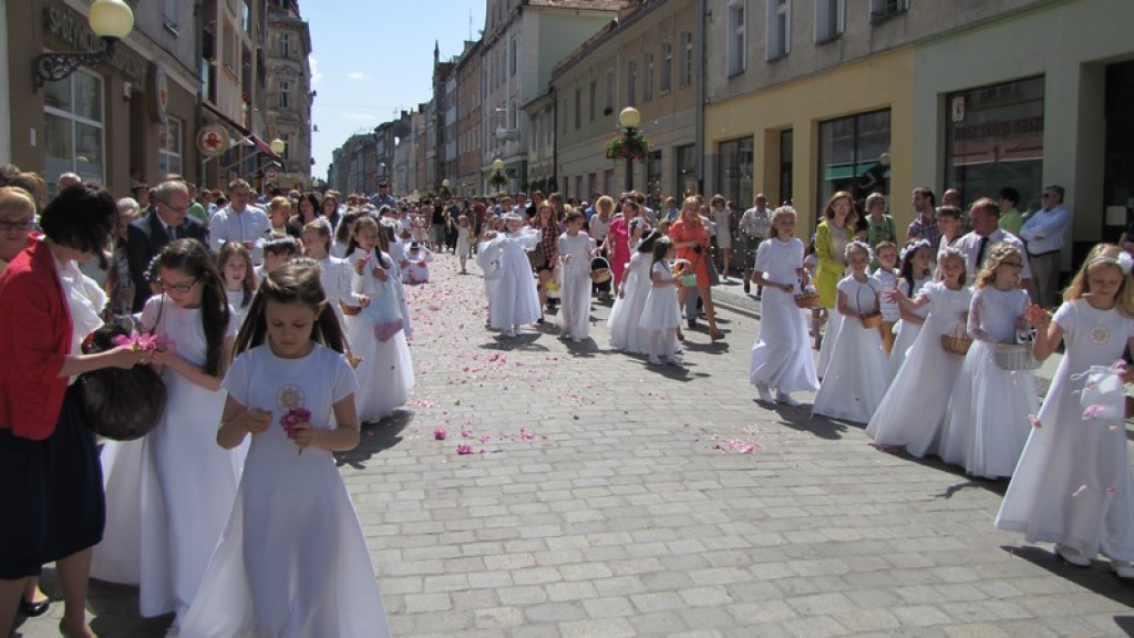 Boże Ciało w Brzegu. Tysiące wiernych przeszło ulicami miasta [fotorelacja]