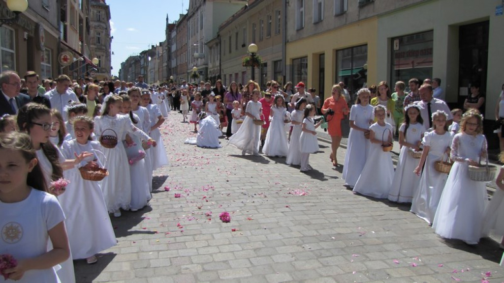 Boże Ciało w Brzegu. Tysiące wiernych przeszło ulicami miasta [fotorelacja]