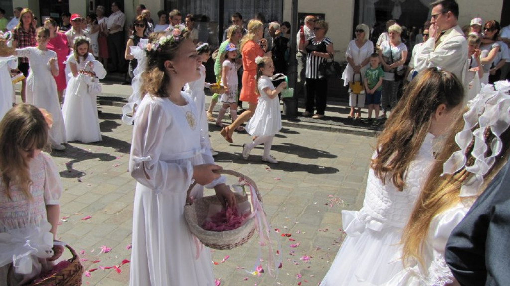 Boże Ciało w Brzegu. Tysiące wiernych przeszło ulicami miasta [fotorelacja]