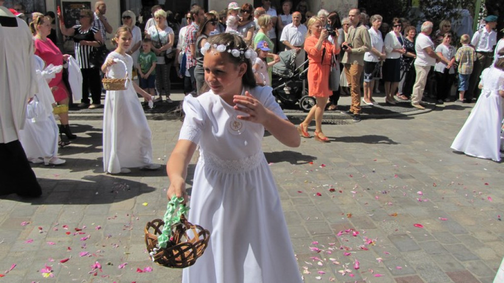 Boże Ciało w Brzegu. Tysiące wiernych przeszło ulicami miasta [fotorelacja]