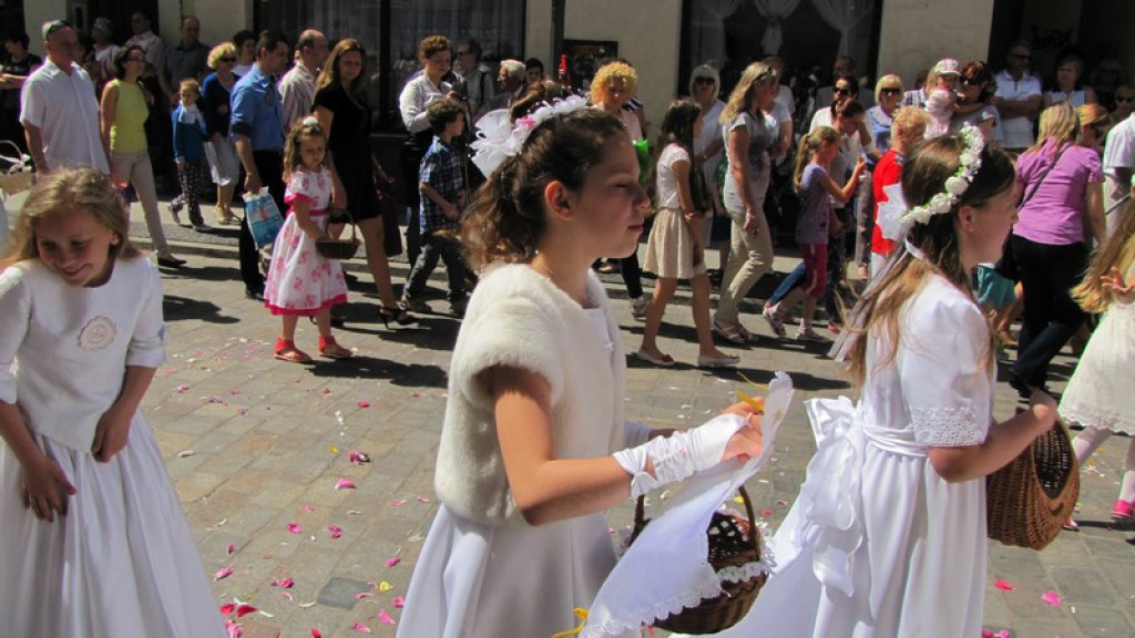 Boże Ciało w Brzegu. Tysiące wiernych przeszło ulicami miasta [fotorelacja]