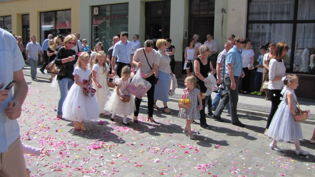 Boże Ciało w Brzegu. Tysiące wiernych przeszło ulicami miasta [fotorelacja]