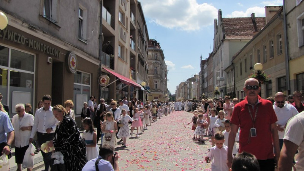 Boże Ciało w Brzegu. Tysiące wiernych przeszło ulicami miasta [fotorelacja]